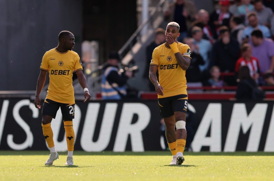 Mario Lemina parece abatido após o golo dos Wolves contra o Brentford