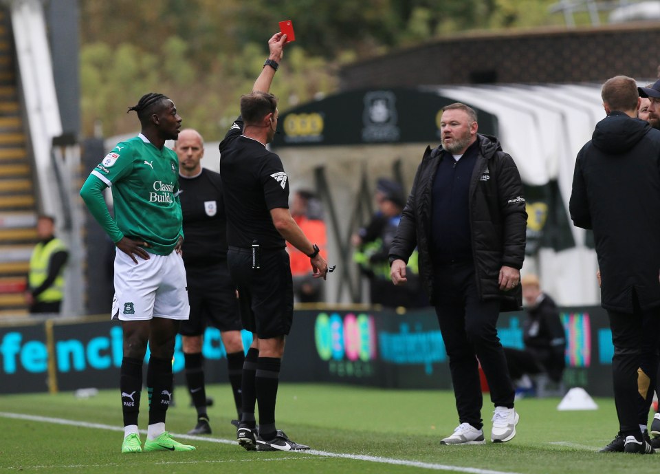 Wayne Rooney foi expulso depois que Blackburn marcou contra seu time