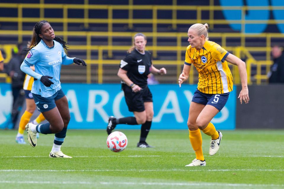 Guro Bergsvand e seus companheiros esperam selar a primeira vitória do Brighton na WSL contra o Manchester United desde abril de 2021