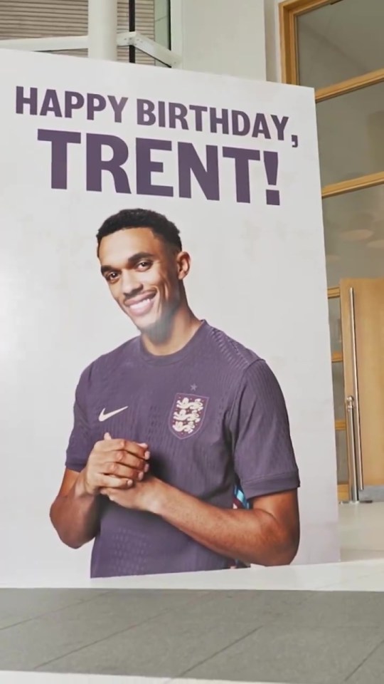 A superestrela inglesa Jude Bellingham ganhou um presente especial para Trent Alexander-Arnold