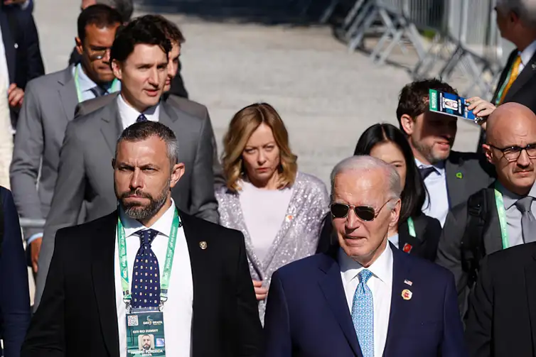 Rio de Janeiro(RJ), 18/11/2024 - O presidente dos Estados Unidos, Joe Biden (c), o primeiro ministro do Canada, Justin Trudeau, e a ministra da Italia, Giorgia Meloni (ambos ao fundo), chegam atrasados e nao participam da fotografia oficial Aliança global contra a fome e a pobreza G20 Brasil.
Foto: Tânia Rêgo/Agência Brasil