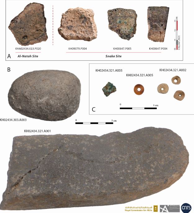 Arqueólogos encontraram adagas e machados, além de peças de cerâmica e anéis de pedras preciosas feitos de ágata, que provavelmente faziam parte de joias