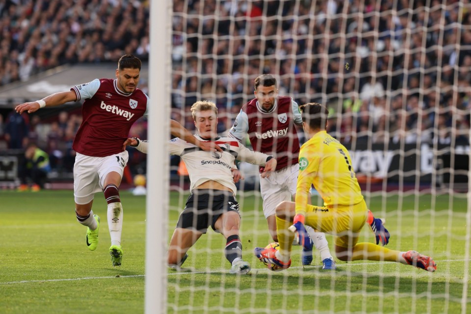 Lukasz Fabianski foi fundamental para manter o United sem gols antes do intervalo de domingo