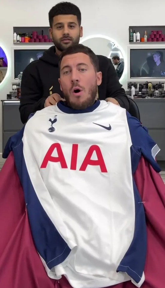 Ele reagiu de forma hilariante quando percebeu que sua capa de avental tinha uma camisa dos Spurs estampada.