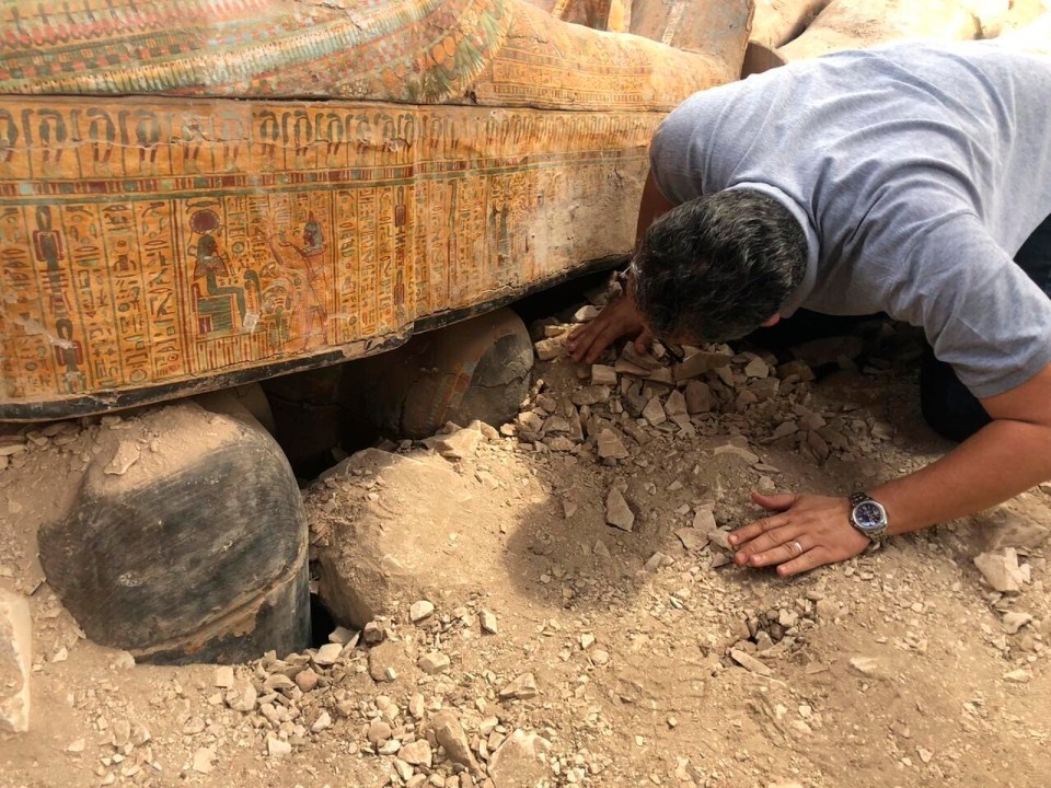 Khaled disse que as inundações históricas arruinaram a maioria dos caixões de madeira e das embalagens de linho dos túmulos.