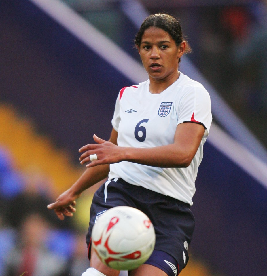 Phillips foi internacional 65 vezes durante uma carreira na Inglaterra, que a incluiu se tornando a primeira jogadora negra a comandar o time sênior das Lionesses