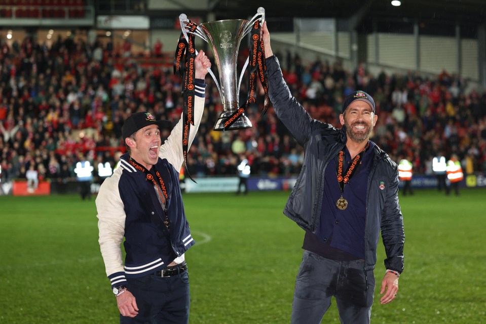 Os famosos proprietários do Wrexham, Rob McElhenney e Ryan Reynolds, comemoram a promoção do clube em abril do ano passado