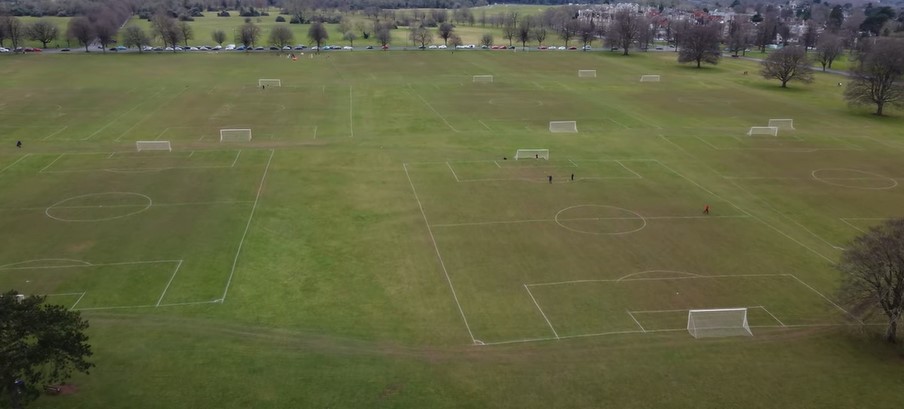 A Bristol Downs League tem 1.500 jogadores de futebol ativos jogando lado a lado