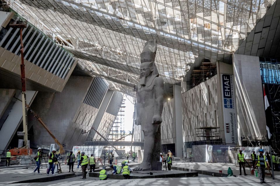 A colossal estátua de granito rosa de 3.200 anos do Rei Ramsés II na entrada do Grande Museu Egípcio Crédito: AFP