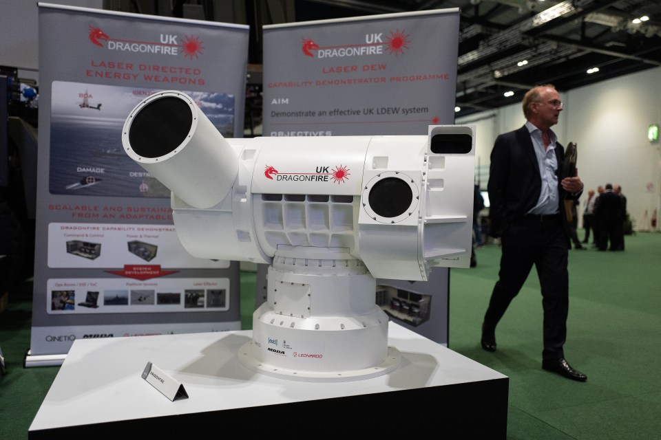 Um sistema de armas de energia direcionada a laser na feira de armas DSEI no ExCel em Londres