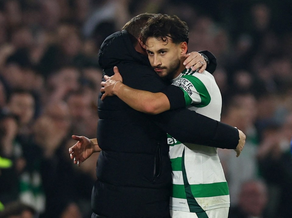 Futebol Futebol – Liga dos Campeões – Celtic x RB Leipzig – Celtic Park, Glasgow, Escócia, Grã-Bretanha – 5 de novembro de 2024 Nicolas Gerrit Kuhn do Celtic com o técnico do Celtic Brendan Rodgers após ser substituído Action Images via Reuters/Lee Smith