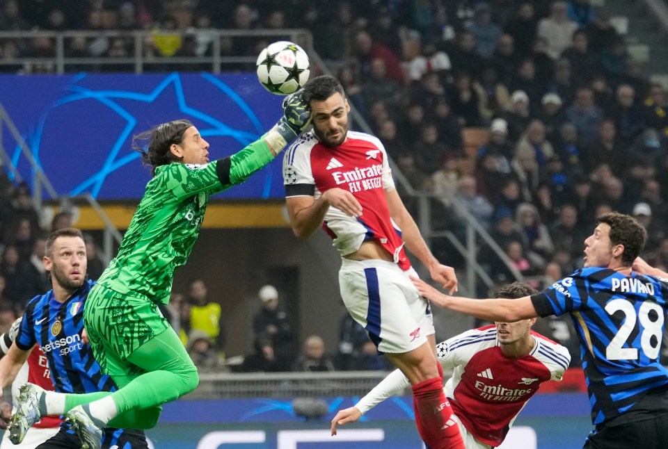 Yann Sommer pareceu dar um soco na cabeça de Mikel Merino no início do primeiro tempo