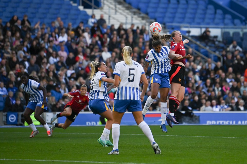 O Arsenal pode ficar um ponto atrás do terceiro colocado Brighton se derrotá-lo na WSL amanhã