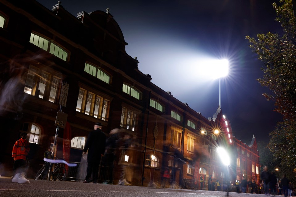 A atmosfera no Fulham's Craven Cottage antes do derby de Brentford estava estranhamente silenciosa