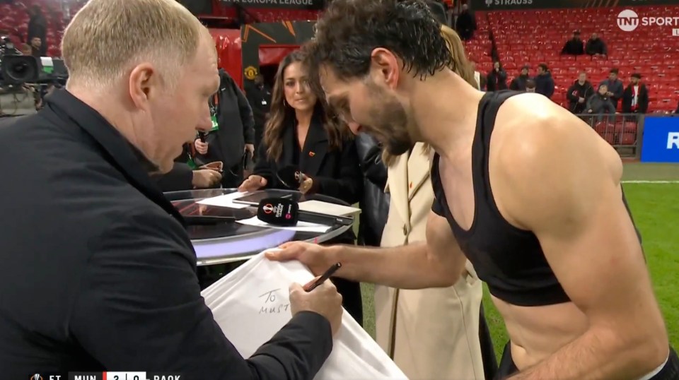 O ás do PAOK, Magomed Ozdoev, pediu ao grande Scholes do Man Utd um autógrafo em sua camisa