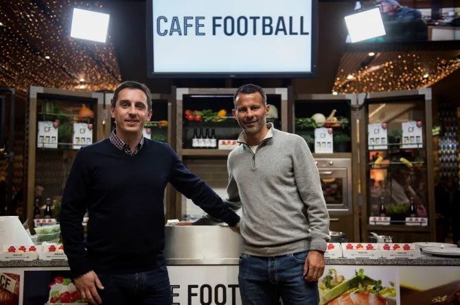 Gary e o ex-companheiro de equipe Ryan Giggs fecharam o Café Football em Manchester uma semana depois de fecharem a filial da lanchonete em Stratford, leste de Londres