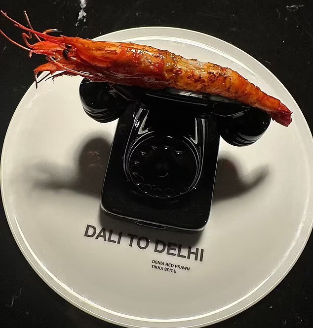 Um dos pratos de aparência mais incomum foi um camarão vermelho denia servido em um telefone - uma brincadeira com o objeto 'Lobster Telephone' criado por Salvador Dali