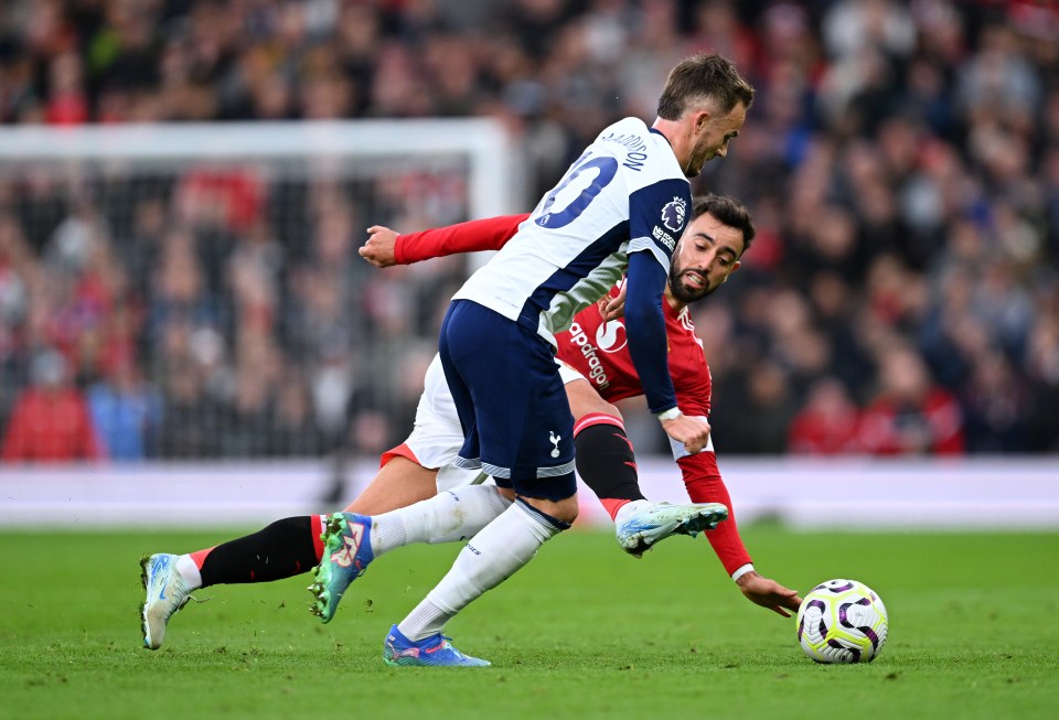 Bruno Fernandes inicialmente viu o vermelho por esta falta sobre James Maddison, mas depois foi anulada