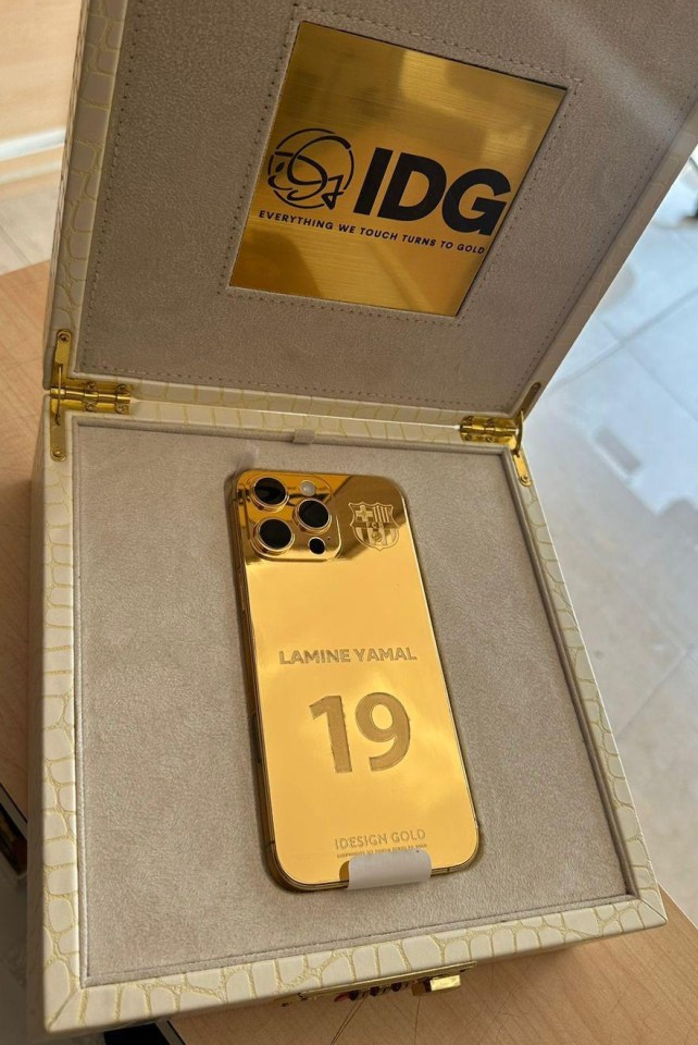 Ele entregou a ele um iPhone de ouro maciço de £ 10.000 da I Design Gold