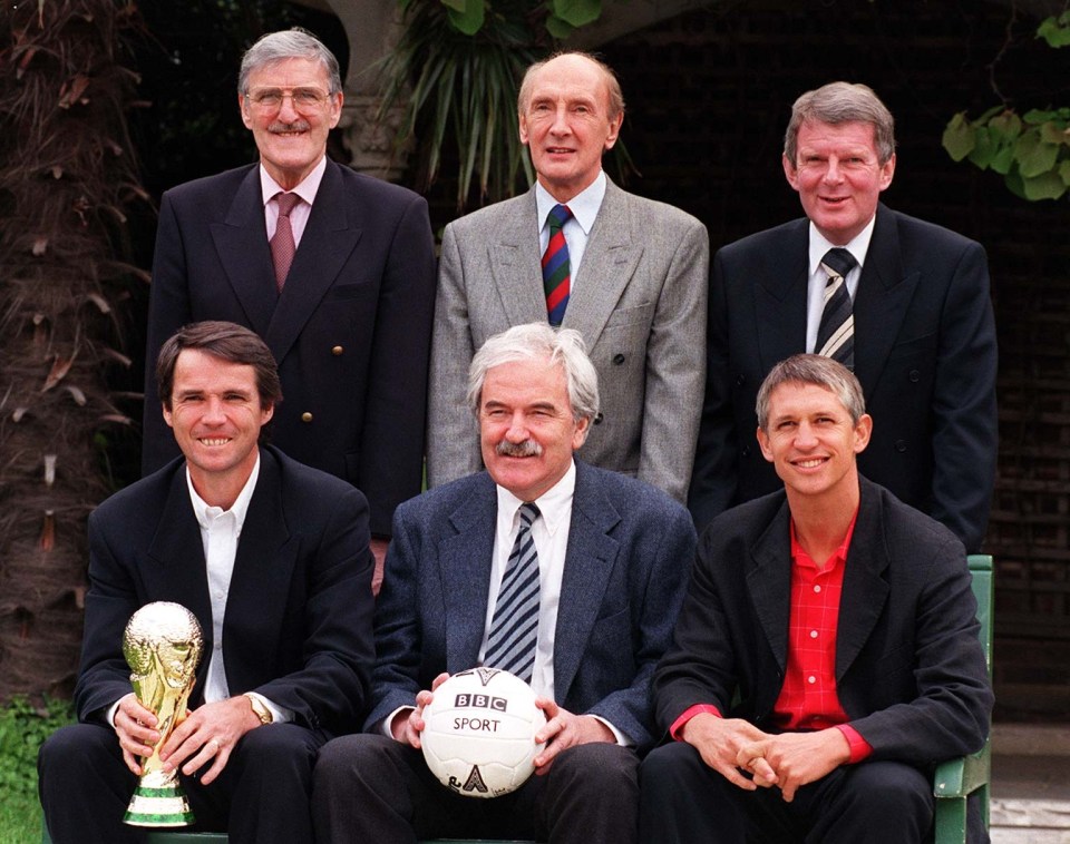 A equipe MOTD, no sentido horário a partir do canto superior esquerdo: Jimmy Hill, Barry Davies, John Motson, Gary, Des Lynam e Alan na Copa do Mundo de 1998