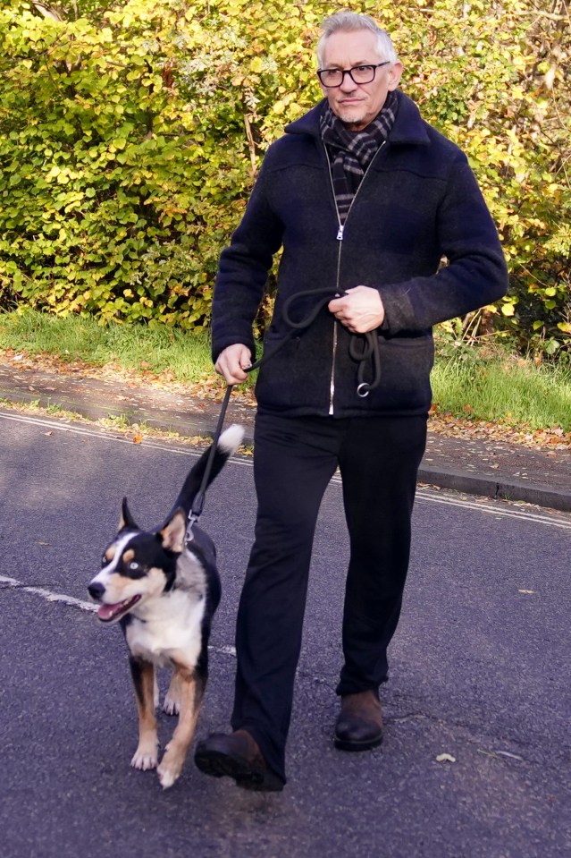 Gary Lineker foi flagrado passeando com seu cachorro ontem