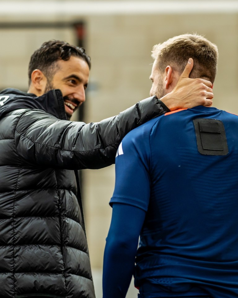 E abraçou Luke Shaw