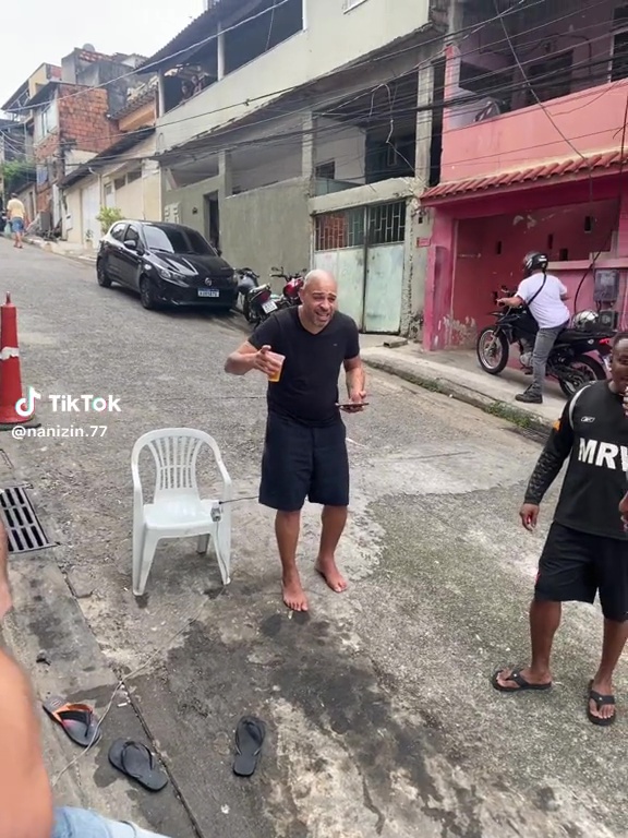 Adriano foi recentemente filmado bebendo e dançando nas ruas do Rio