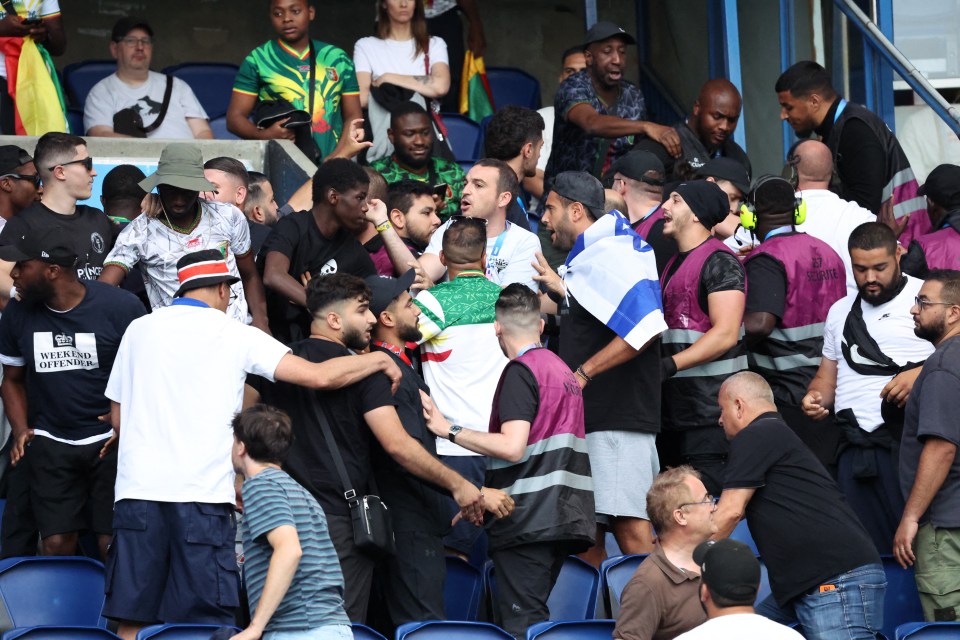 Uma partida entre Mali e Israel no Parc des Princes, em 24 de julho, gerou brigas nas arquibancadas