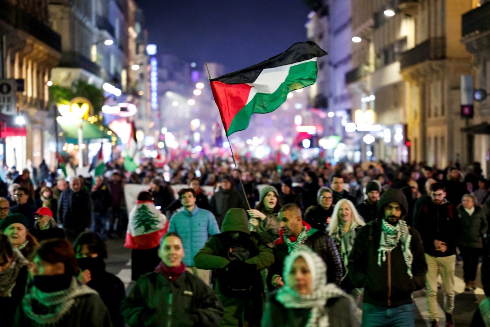 Milhares de manifestantes anti-Israel tomaram as ruas de Paris na noite de quarta-feira