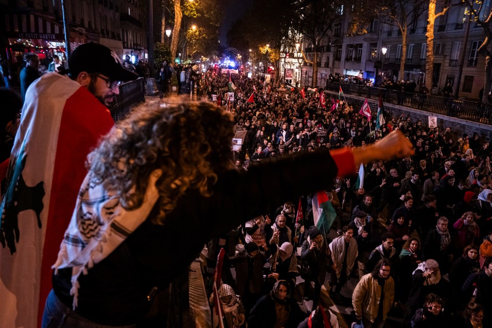 Pessoas se reuniram em Paris para protestar contra a gala 'Israel é para sempre'