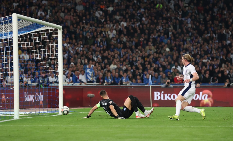 Odysseas Vlachodimos marcou um infeliz gol contra na parte de trás da perna