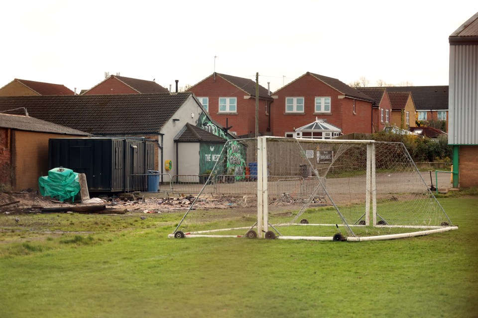 The Sun Online - Foto do campo Throstle Nest do Farsley Celtic, que está em mau estado de conservação, com o campo em estado impossível de jogar, forçando o clube a disputar partidas fora de casa. Moradores locais e fãs estão em pé de guerra com o local descuidado.