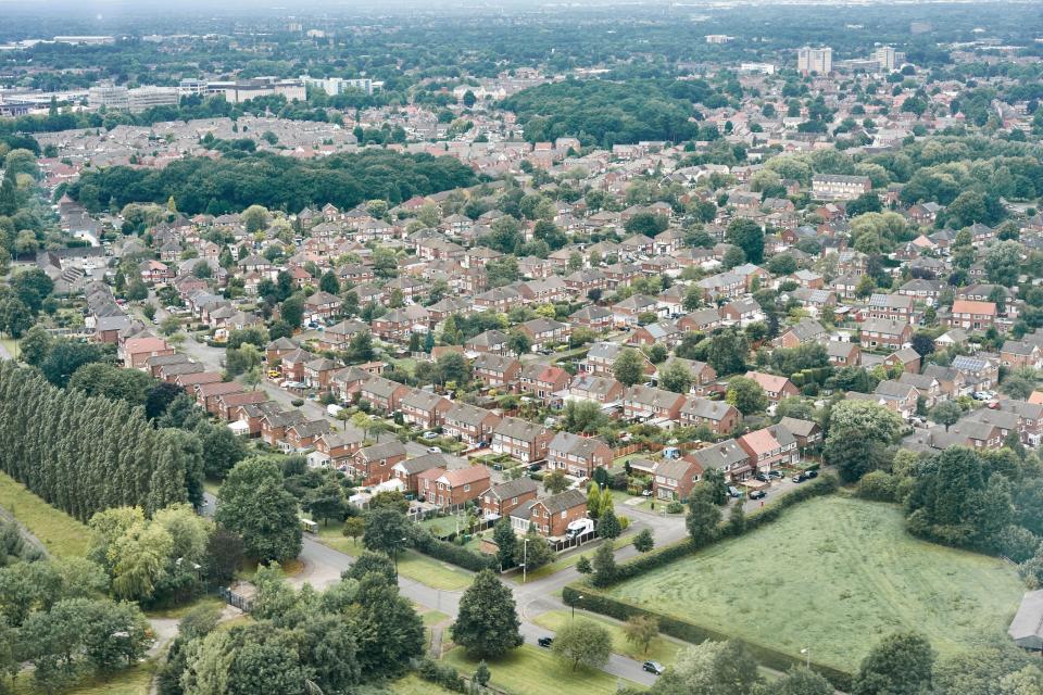 Ele ouviu uma das máquinas sendo usadas na área arborizada de Altrincham, Cheshire