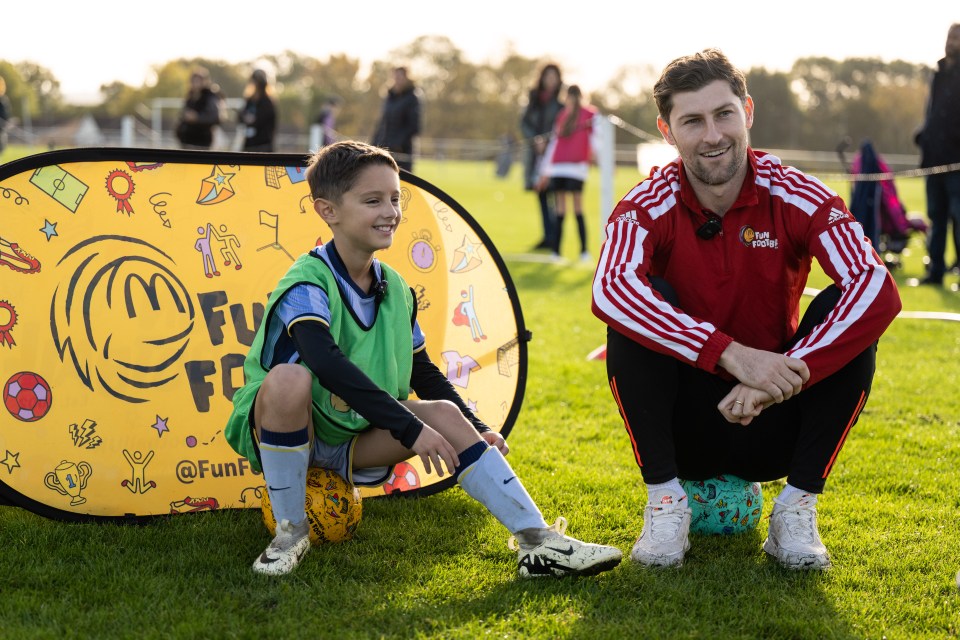 Davies participou de uma sessão de futebol divertido do McDonald's no Cheshunt FC