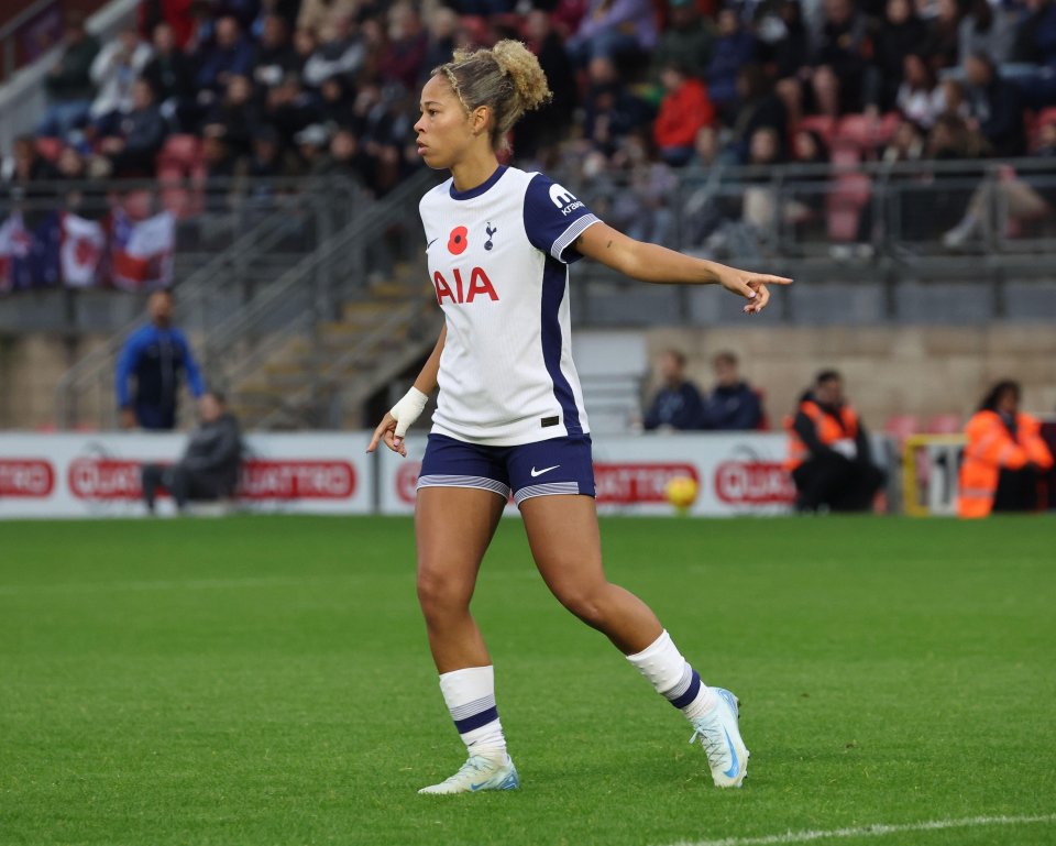 Lenna Gunning-Williams fez quatro jogos na primeira divisão pelo Tottenham até agora nesta temporada