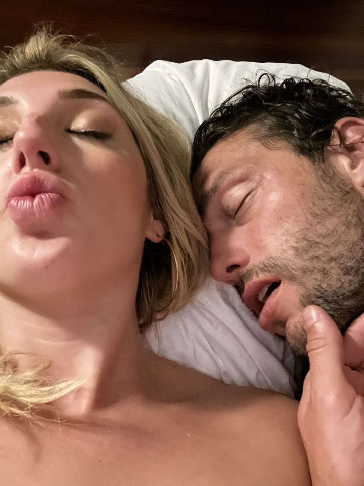 Um Andy Carroll dormindo ao lado da gerente do bar Taylor Jane Wilkey depois de uma noite selvagem de festa dias antes de ele se casar com Billi