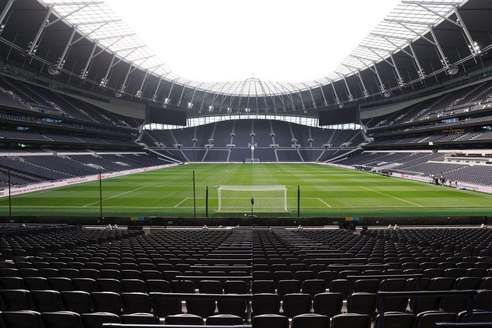 As instalações dos Emirados atualmente ficam atrás das do Tottenham Hotspur Stadium