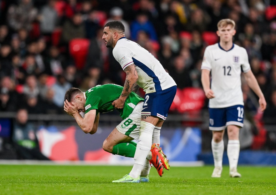 Kyle Walker puxou o meio-campista depois que ele segurou seu rosto