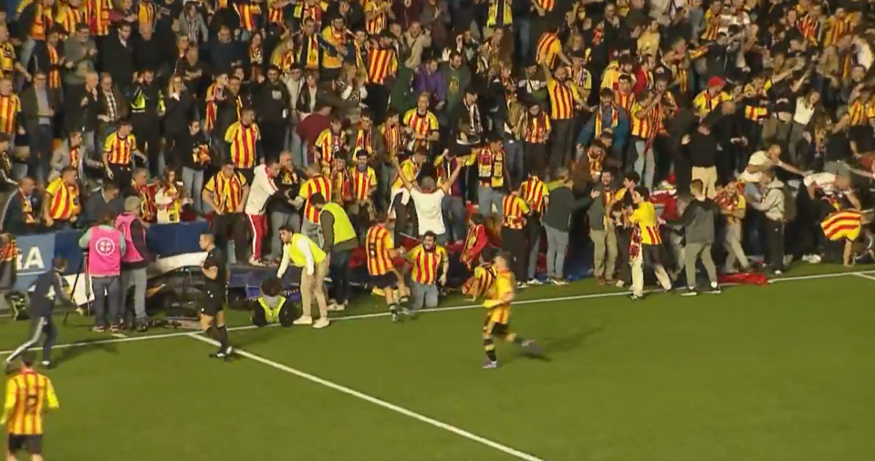 Torcedores entraram em campo no clássico catalão