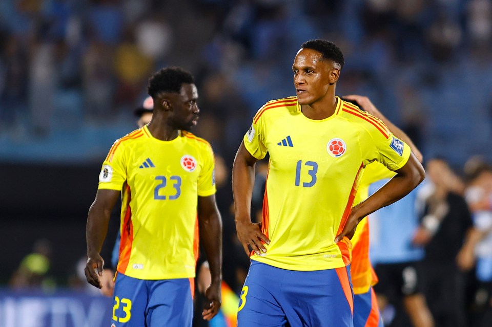 Yerry Mina estava pulando de alegria segundos antes, quando a Colômbia marcou