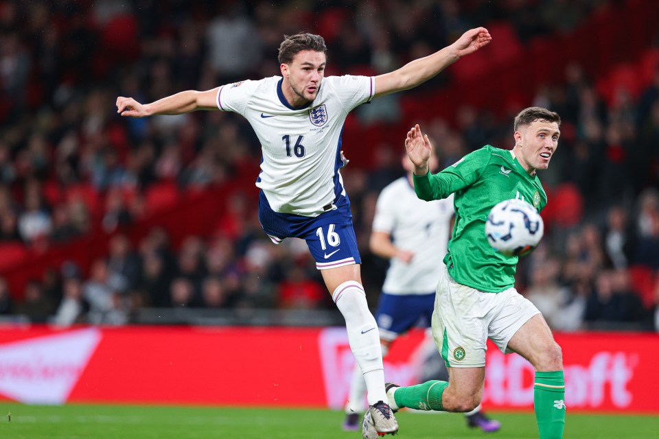 Harwood-Bellis marcou de cabeça seu primeiro gol pela Inglaterra em sua estreia pela seleção principal contra a Irlanda