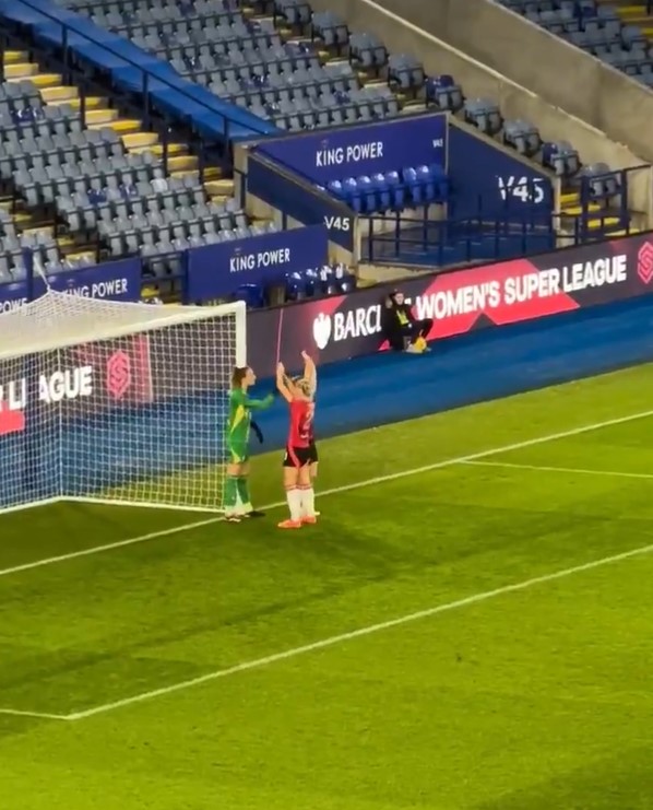 Dois jogadores usaram uma tática perversa para tentar atrapalhar o goleiro do Leicester