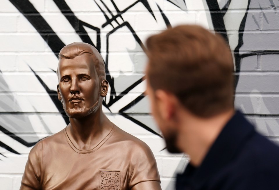 Os fãs acham que a estátua não se parecia muito com o capitão da Inglaterra