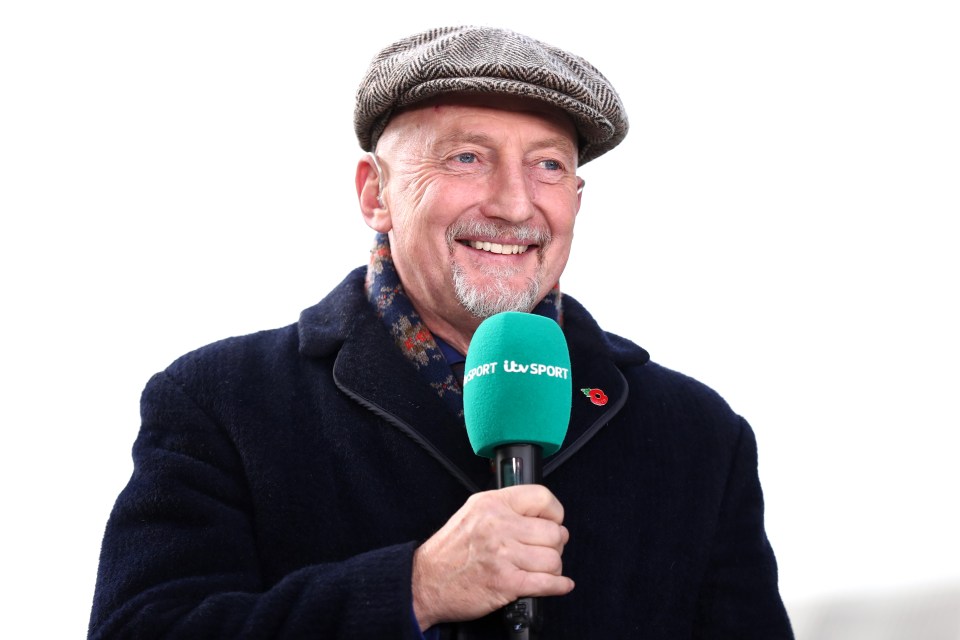 Ian Holloway está tentando salvar Swindon do rebaixamento