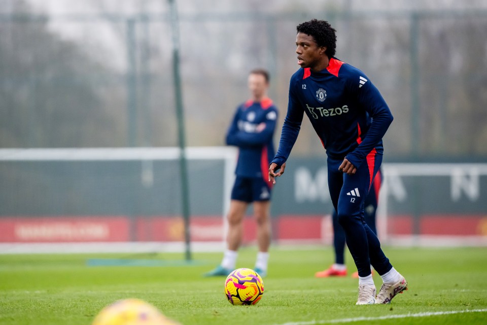 Tyrell Malacia foi fotografado no treino