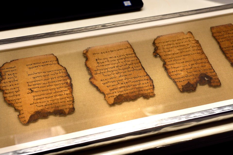 Os Dead Sae Scrolls sobreviveram parcialmente em pedaços inteiros, revelando informações cruciais sobre o início da história judaica