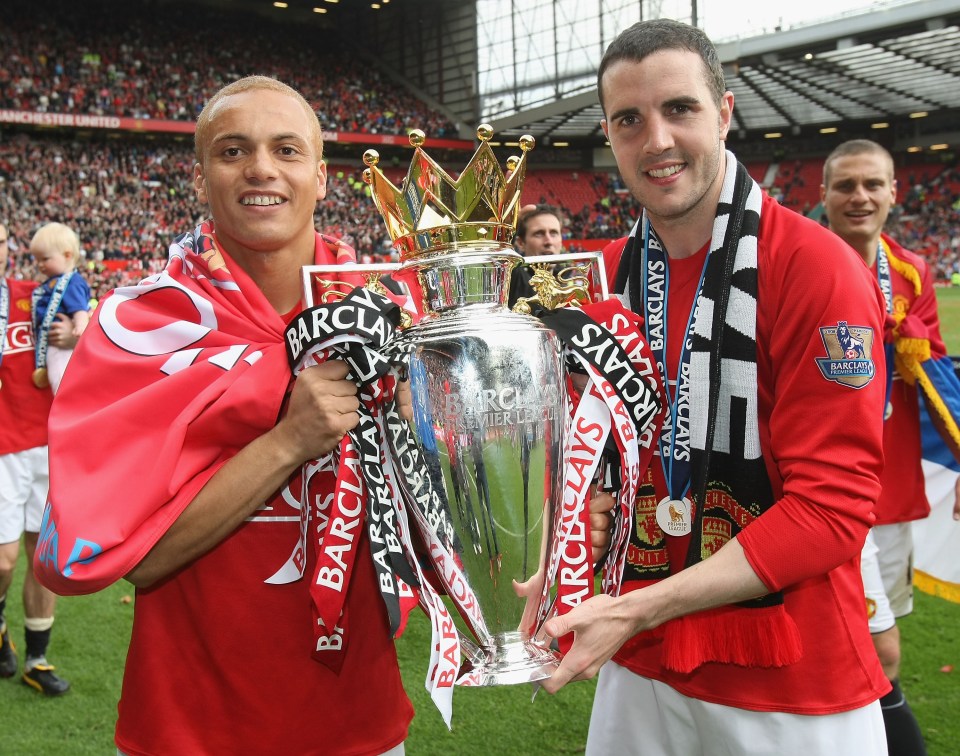 Wes Brown conquistou dois títulos da Premier League com o Man Utd, oito pontos atrás do líder da liga, após 11 jogos