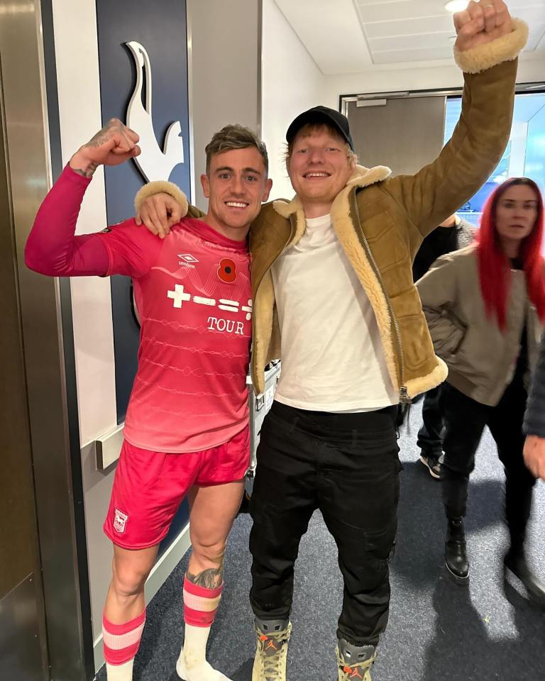 Sheeran comemorou a primeira vitória da temporada do Ipswich tirando uma foto com Szmodics