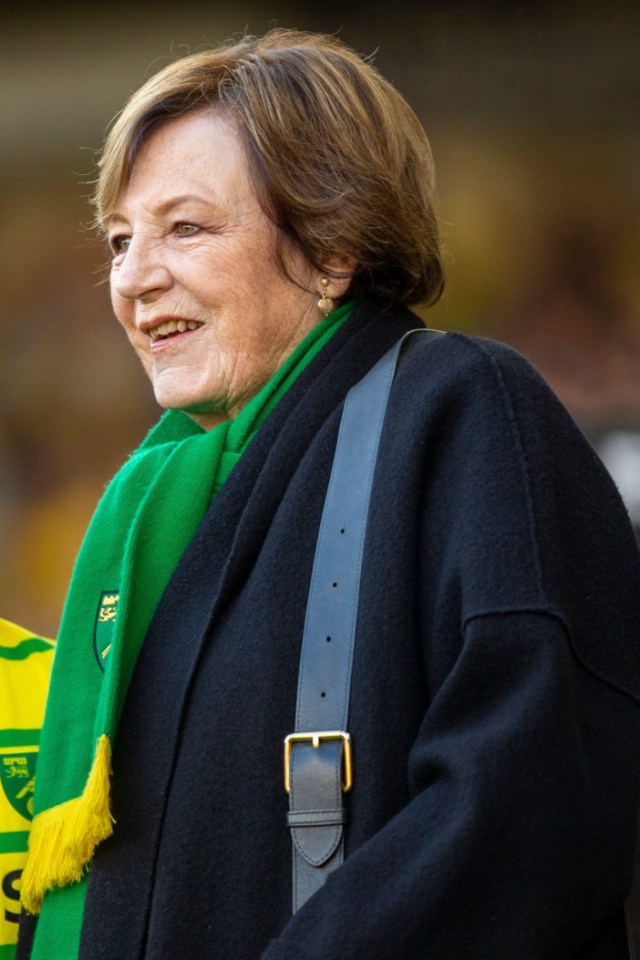 Fisher até jantou com a ex-diretora e chef de Norwich, Delia Smith