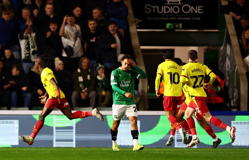 Mas os torcedores do Watford só comemoraram o gol por quase seis segundos depois que a bola atingiu o fundo da rede.